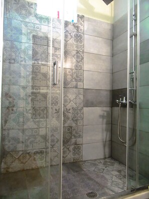 Shower, eco-friendly toiletries, hair dryer, bidet - Y guest House an alternative under Acropolis (Athina)