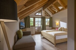 Family Room (CHIESA) | In-room safe, desk, free WiFi, bed sheets - Das kleine Hotel (Stumm)