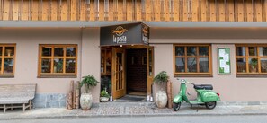 Exterior - Das kleine Hotel (Stumm)