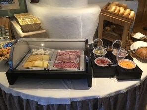 Termasuk sarapan masakan tempatan setiap hari 