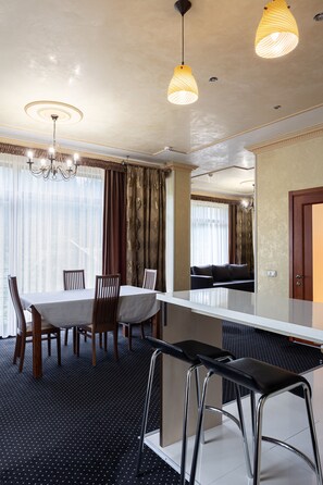 1 habitación, escritorio y sistema de insonorización