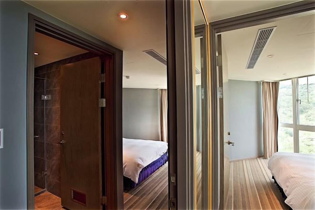 In-room safe, blackout curtains, soundproofing, free WiFi