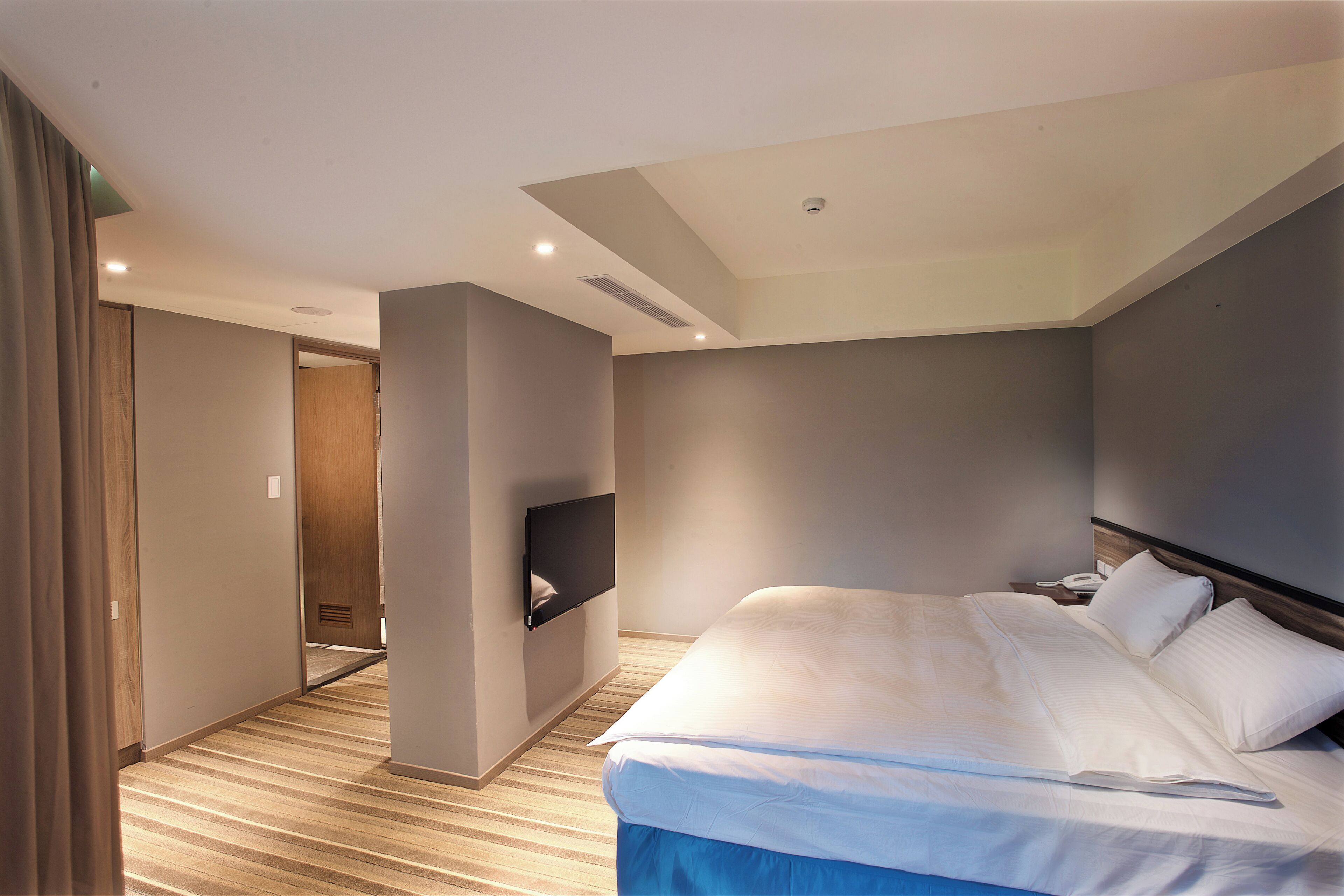 standard room -no bathtub | in-room safe, blackout curtains, soundproofing, free wifi