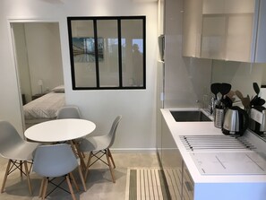 Microwave, oven, stovetop, dishwasher - Apartments 2 bedrooms in garden floor in the heart THE MARAIS (Paris)