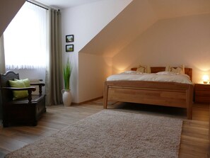 1 Schlafzimmer, Reisekinderbett, Bettwäsche