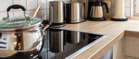 ثلاجة، ميكروويف، فرن، غسالة أطباق