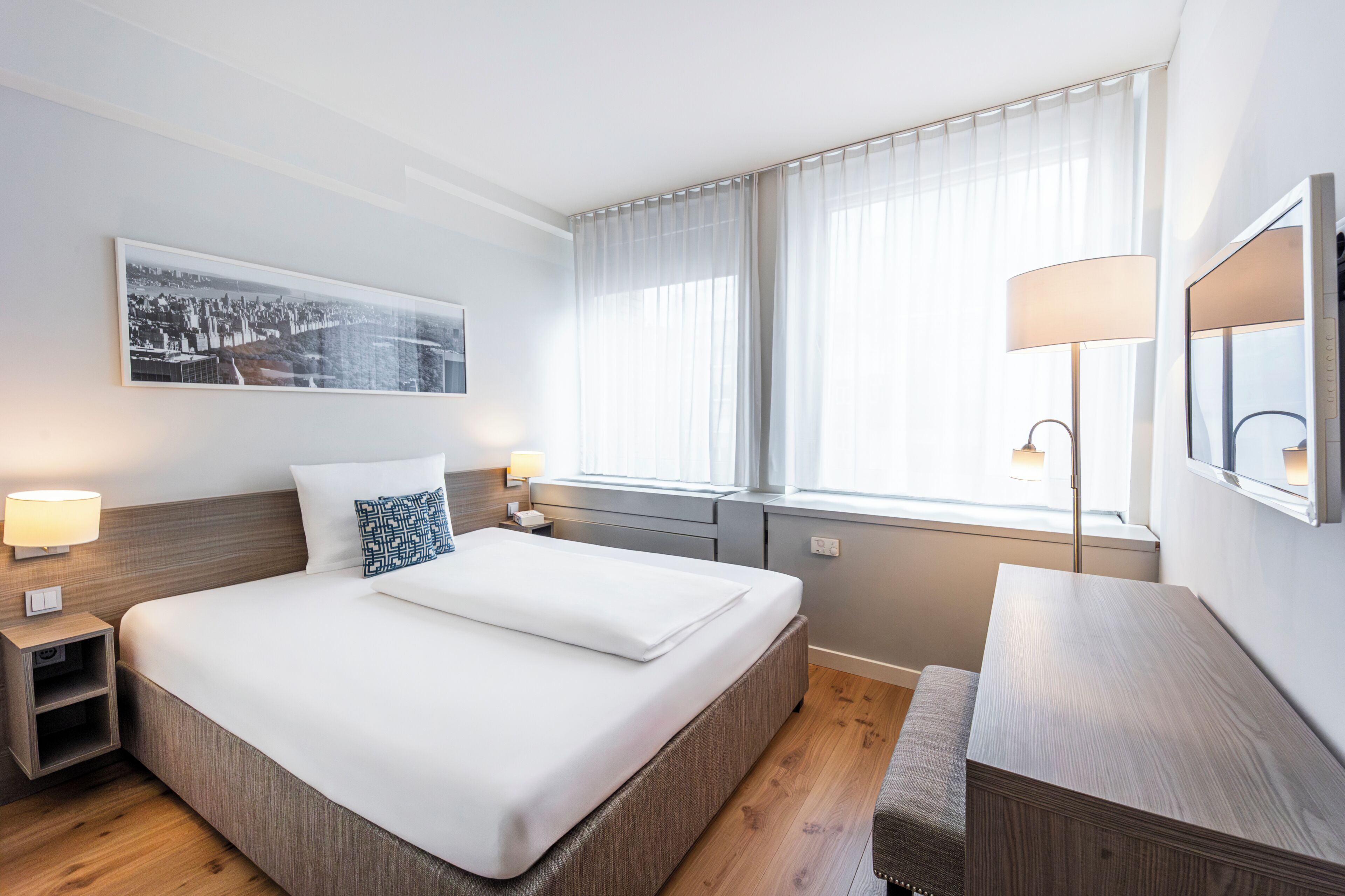 Apartment L - King bed and separate bedroom | Down duvets, desk, laptop workspace, free WiFi