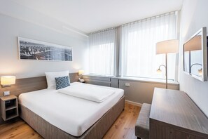 Apartment L - King bed and separate bedroom | 羽绒被、办公桌、笔记本电脑工作区、免费 WiFi