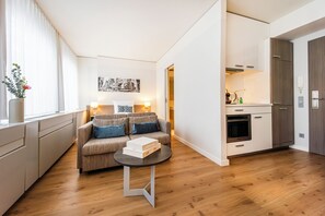 Apartment M - King bed | 起居区 | 20-英寸纯平电视 （配备有线频道）、电视