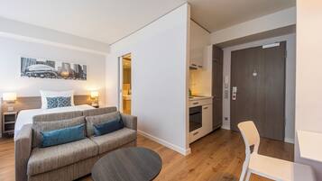 Apartment M - King bed | ๊ฑฐ์ค ๊ณต๊ฐ | ์ผ์ด๋ธ ์ฑ๋ ์์ฒญ์ด ๊ฐ๋ฅํ 20์ธ์น ํ๋ฉด TV, TV