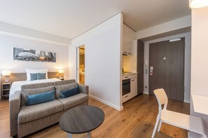 Apartment M - King bed | Zona de estar | Televisión de pantalla plana de 20 pulgadas con canales por cable