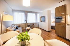 Apartment L - King bed | บริเวณนั่งเล่น | ทีวีจอแบน 20 นิ้ว พร้อมช่องเคเบิล, ทีวี