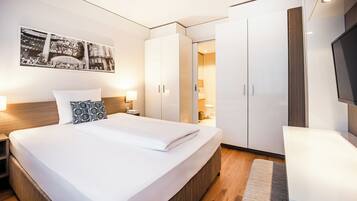 Apartment L - King bed | Down duvets, desk, laptop workspace, free WiFi
