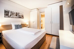 Apartment L - King bed | Down duvets, desk, laptop workspace, free WiFi - Brera Serviced Apartments Frankfurt Oper (Frankfurt)