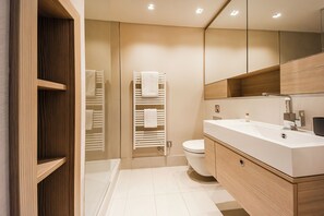 Shower, hair dryer, towels, soap - Brera Serviced Apartments Frankfurt Oper (Frankfurt)