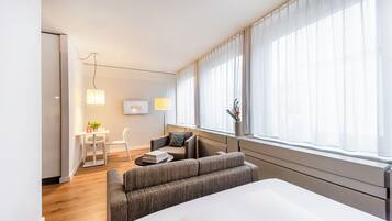 Apartment M - King bed | Allergitestet sengetøy, skrivebord og skrivebord for bærbar PC