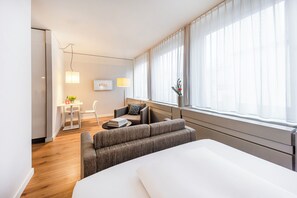 Apartment M - King bed | เครื่องนอนป้องกันสารก่อภูมิแพ้, โต๊ะทำงาน, พื้นที่ทำงานแบบใช้แล็ปท็อป