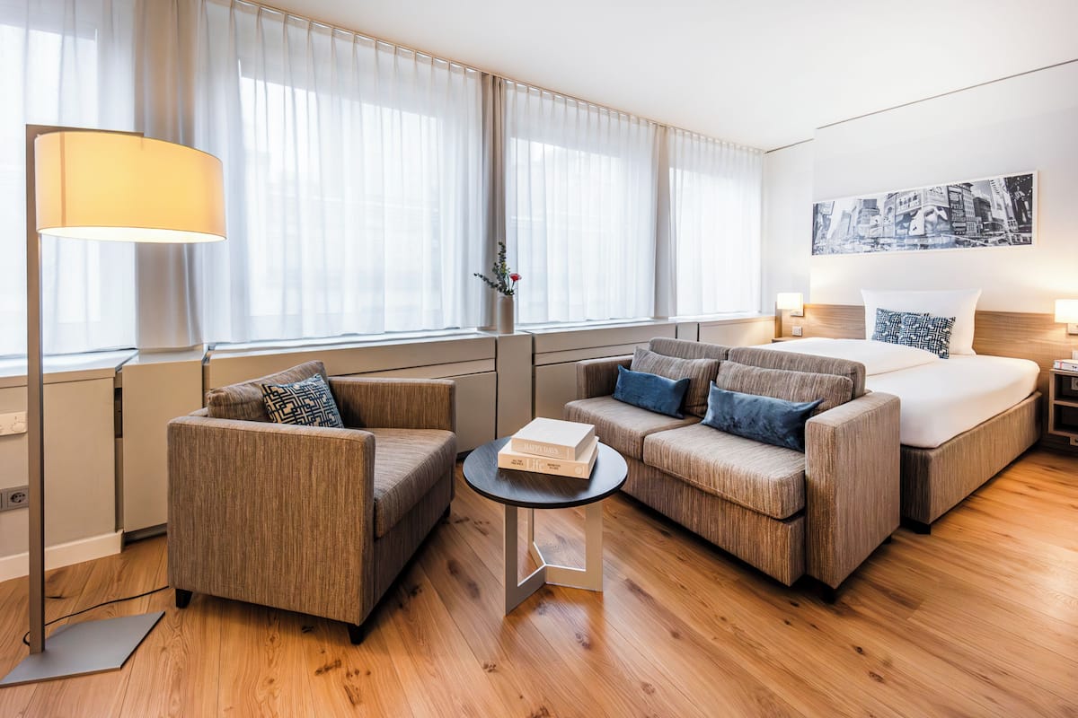 Apartment M - King bed | Área de sala de estar | Televisión de pantalla plana de 20 pulgadas con canales por cable
