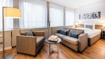 Apartment M - King bed | Living area | 20-inch flat-screen TV with cable channels, TV