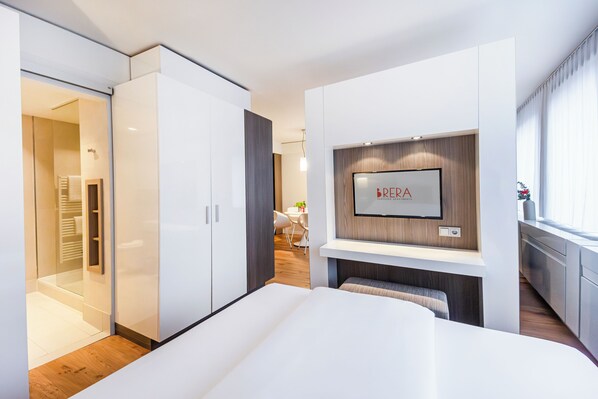 Apartment L - King bed | Hypo-allergenic bedding, desk, laptop workspace, free WiFi
