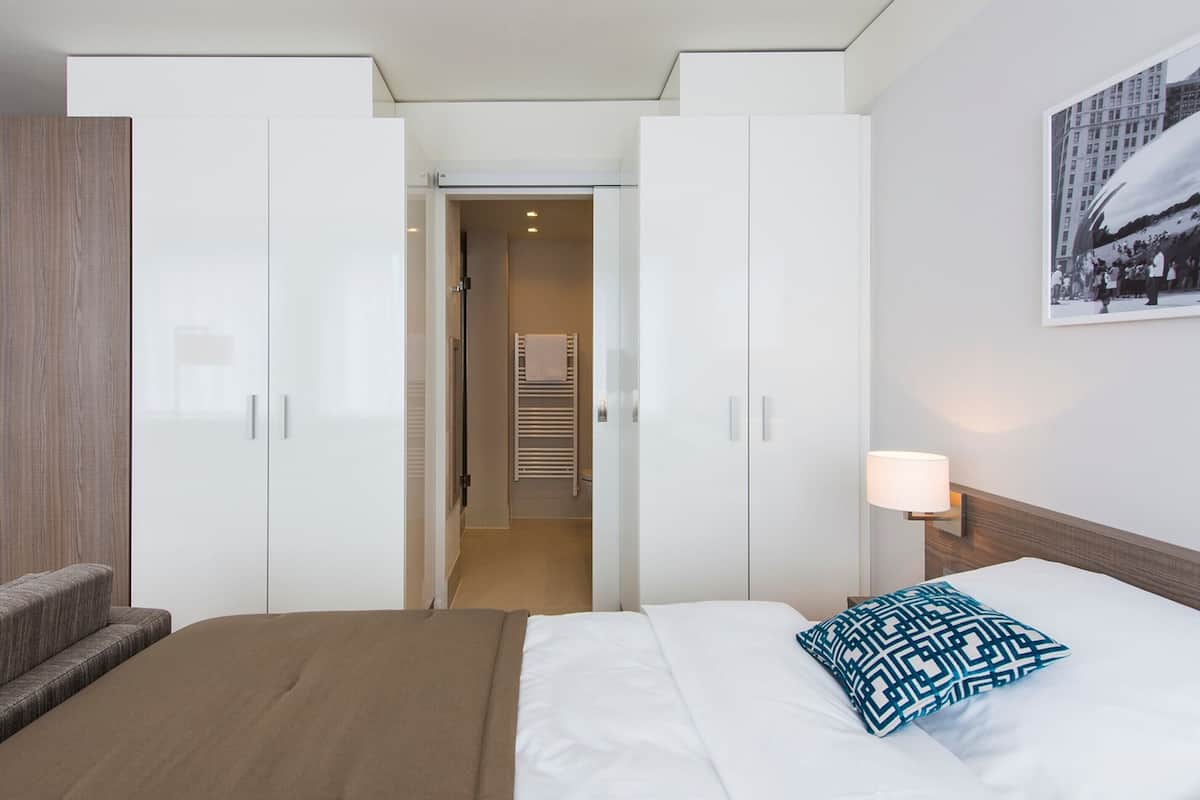1 bedroom, down duvets, desk, laptop workspace