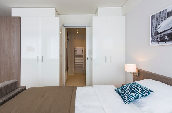 Down comforters, desk, laptop workspace, free WiFi - Brera Serviced Apartments Frankfurt Oper (Frankfurt)