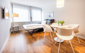 Apartment L - King bed and separate bedroom | Zona de estar | Televisión de pantalla plana de 20 pulgadas con canales por cable