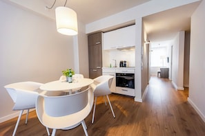 Apartment L - King bed and separate bedroom | Cucina privata | Mini-frigorifero, microonde, piano cottura, lavastoviglie