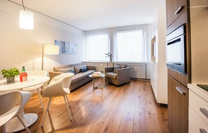 Apartment L - King bed | Zona de estar | Televisión de pantalla plana de 20 pulgadas con canales por cable