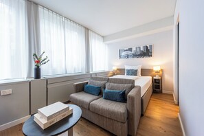 Apartment S - Queen bed | Zona de estar | Televisión de pantalla plana de 20 pulgadas con canales por cable