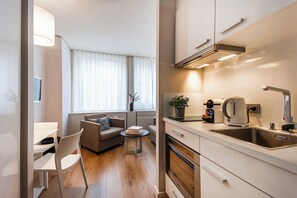 Apartment S - Queen bed | Private kitchen | Mini-fridge, microwave, stovetop, dishwasher