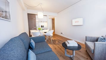 Apartment L - King bed and separate bedroom | Living area
