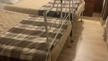 2 habitaciones, tabla de planchar con plancha, wifi y ropa de cama