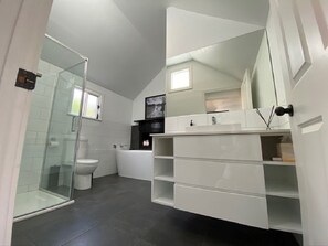 Badewanne, Haartrockner, Handtücher, Seife