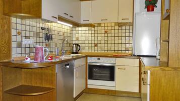 Kühlschrank, Mikrowelle, Ofen, Geschirrspüler