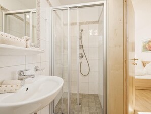 Douche, sèche-cheveux, serviettes fournies