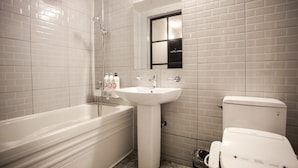Standard Double Room | Bathroom | Shower, free toiletries, hair dryer, bathrobes - Yongin Avenue Hotel (Yongin)