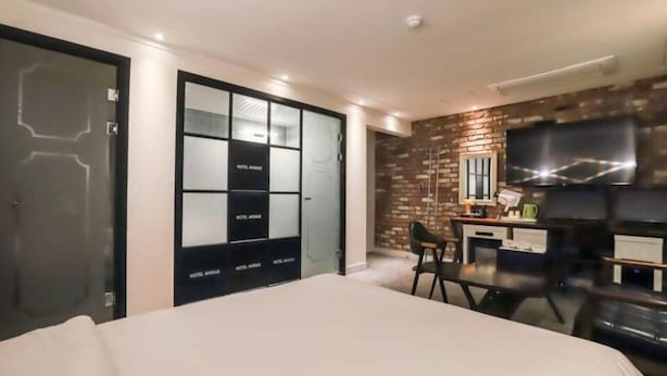 Desk, laptop workspace, blackout drapes, WiFi (free) - Yongin Avenue Hotel (Yongin)