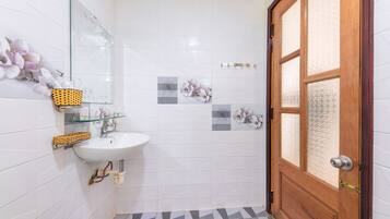 Basic Room | Bathroom | Shower, free toiletries, hair dryer, slippers