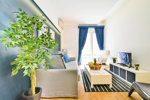 Apartment, 1 Schlafzimmer | Wohnbereich | 17-Zoll-Flachbildfernseher mit Kabelempfang, Smart-TV