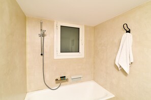 Apartment, 1 Schlafzimmer | Badezimmer | Duschwanne, kostenlose Toilettenartikel, Haartrockner, Handtücher