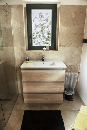 Douche, séchoir à cheveux, serviettes fournies, savon