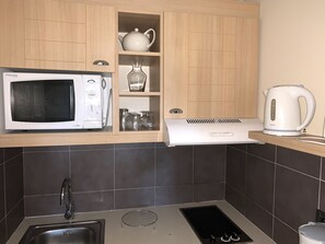 Réfrigérateur, four à micro-ondes, surface de cuisson, lave-vaisselle