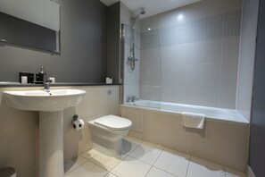 Articles de toilette gratuits, sèche-cheveux, serviettes fournies, savon