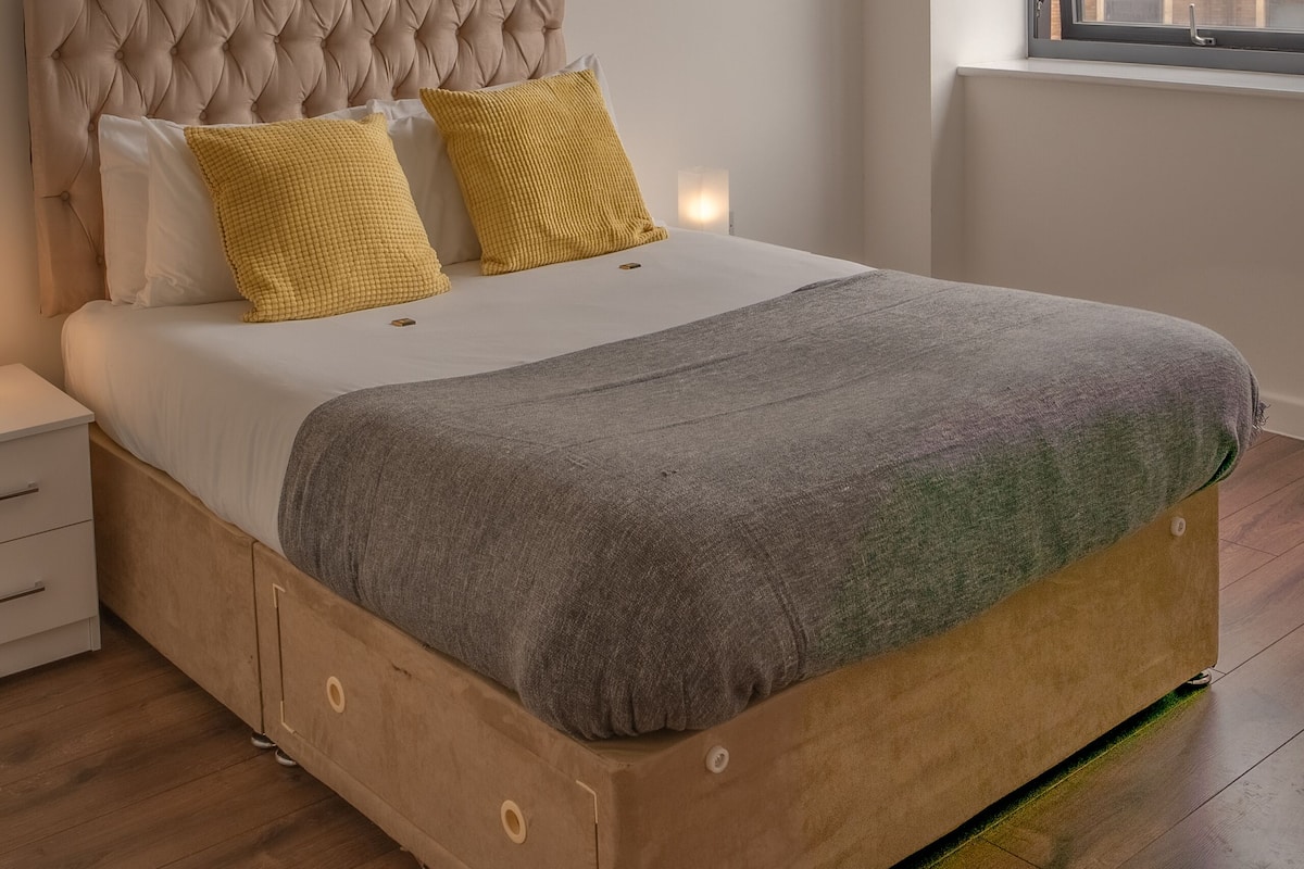 2 bedrooms, desk, laptop workspace, iron/ironing board