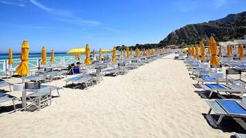 Trên bãi biển, dù trên bãi biển