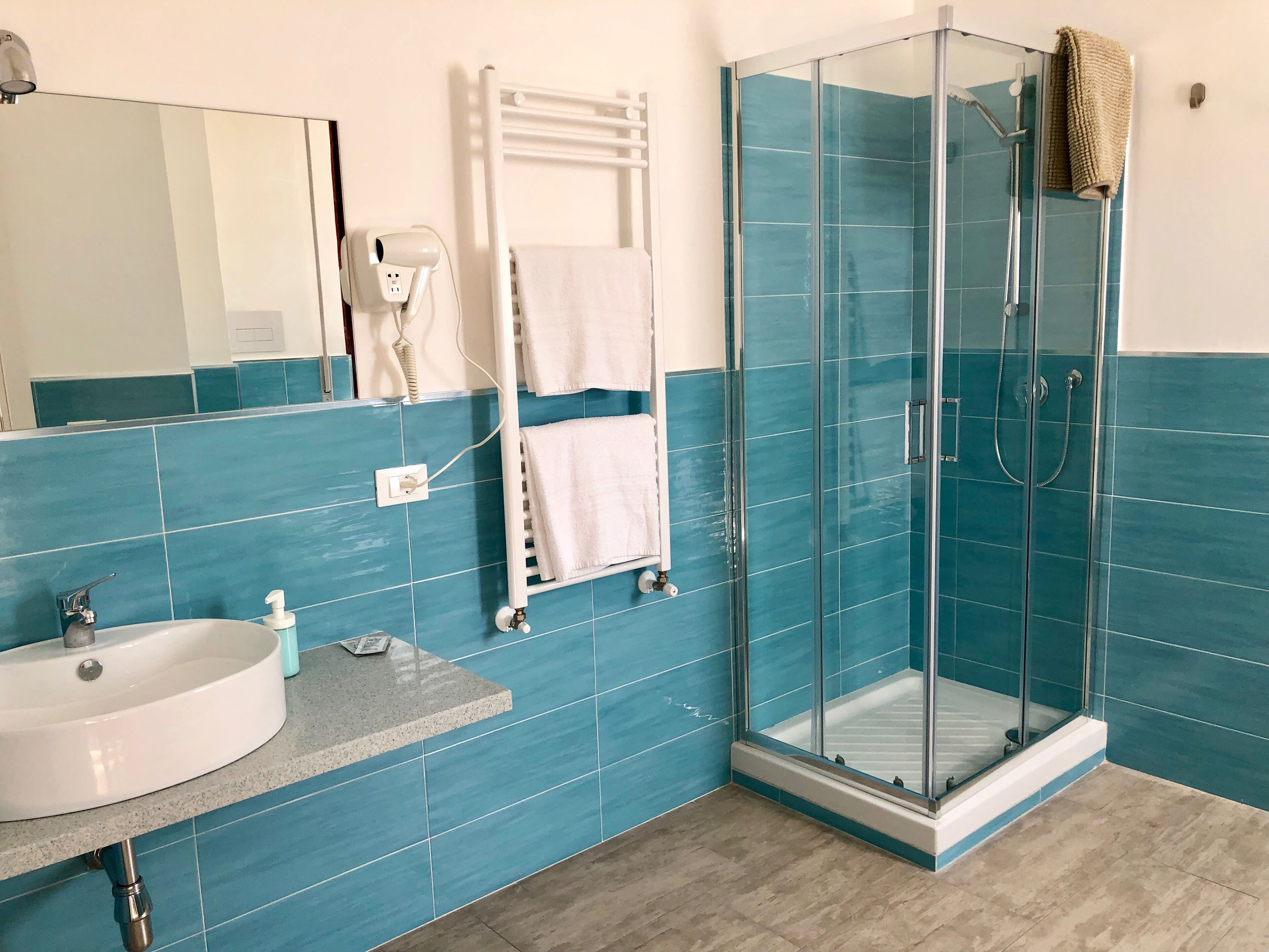 标准双人房, 1 张大床 | 浴室 | 淋浴设施、吹风机、坐浴桶、毛巾