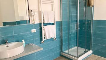 Phòng đôi Tiêu chuẩn, 1 giường cỡ queen | Phòng tắm | Buồng tắm vòi sen, máy sấy tóc, chậu vệ sinh/vòi rửa, khăn tắm