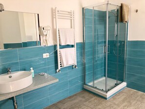 Ducha, secador de pelo, bidet, toallas