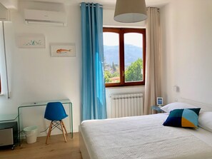 Kamar Double Standar, 1 Tempat Tidur Queen | Minibar, meja kerja, Wi-Fi gratis, dan seprai linen